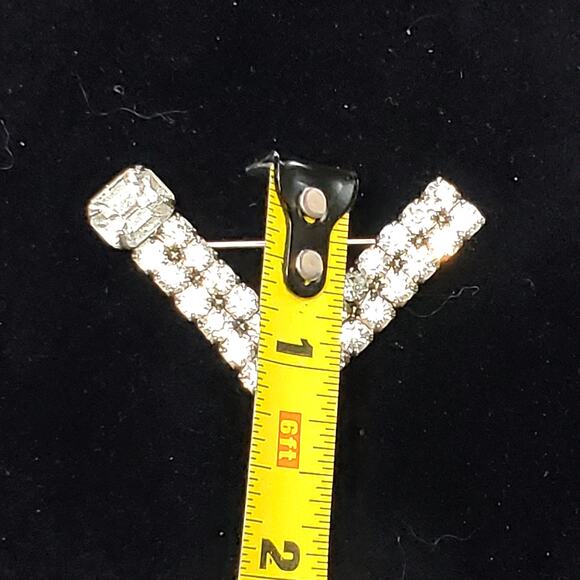 Clear Rhinestone Silver Tone V Unsigned Brooch Pin 1.5" Vtg - Picture 4 of 5